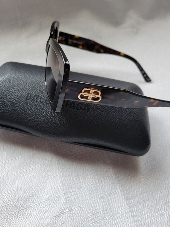 Balenciaga Women\'s Tortoise Square Sunglasses - Brown Gradient Lenses Unisex main image 16
